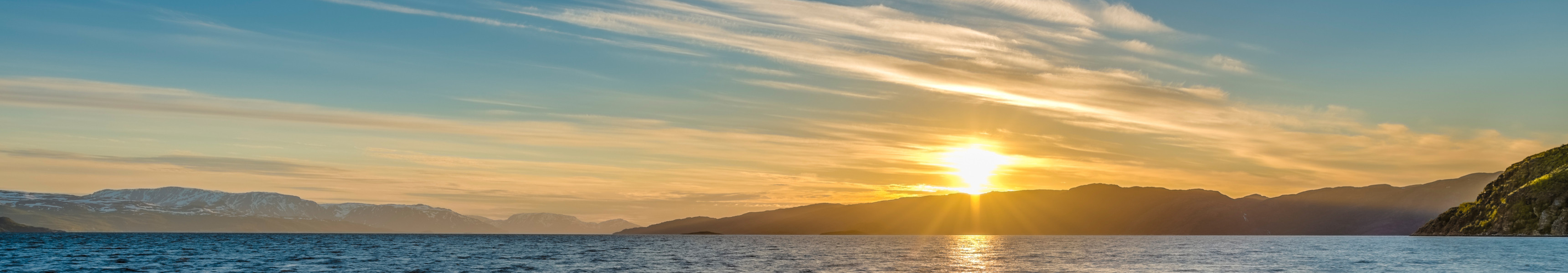 Sonnenuntergang mit Meerblick und einer Insel in der Ferne 