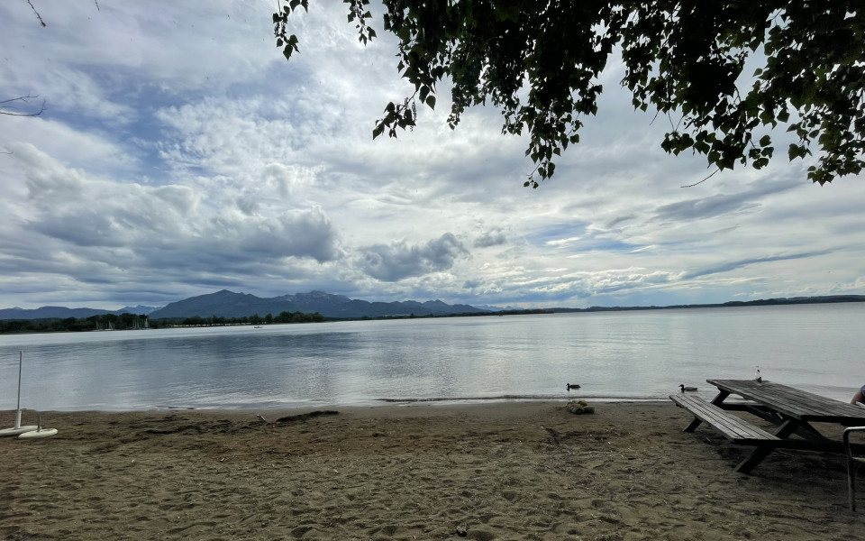 Rastplatz am Chiemsee f&uuml;r Radtouren mit Picknickbank direkt am Seeufer
